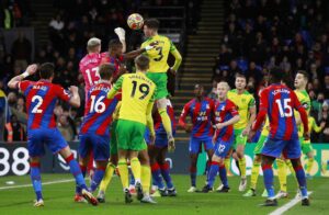 Jacob Lungi Sørensen brænder en stor chance, hvorefter Crystal palace scorer i den anden ende.