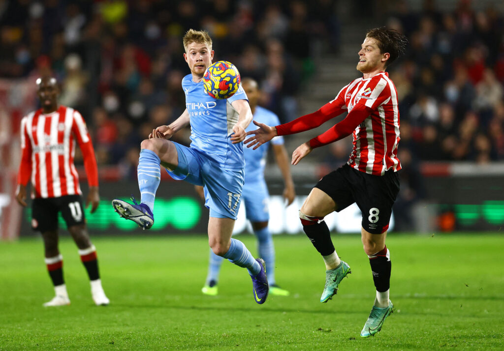 Mathias Jensen røg i græsset, da han stødte sammen med kampens dommer, da Brentford mødte Manchester City