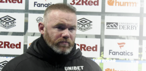 Wayne Rooney skulle angiveligt være på listen over mulige nye managere i Everton, efter Rafael Benitez blev fyret søndag.
