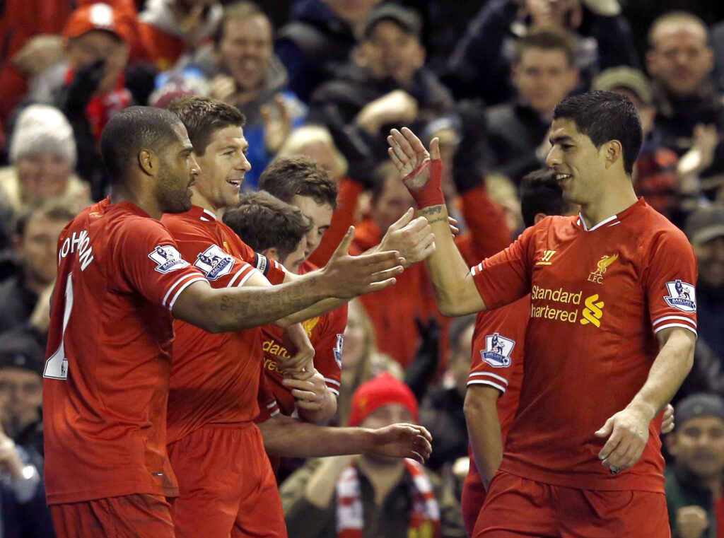 Steven Gerrard meldes interesseret i at bringe Luis Suarez til Birmingham og Aston Villa.