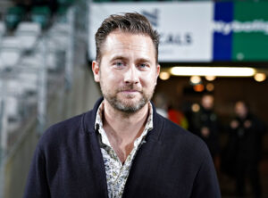 Jesper Fredberg er gået på jagt efter en ny cheftræner, efter Lars Friis mandag indgav sin opsigelse.