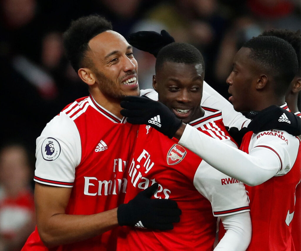 Eddie Nketiah og Pierre Emerick Aubameyang kræmmer i Arsenal-trøjen.
