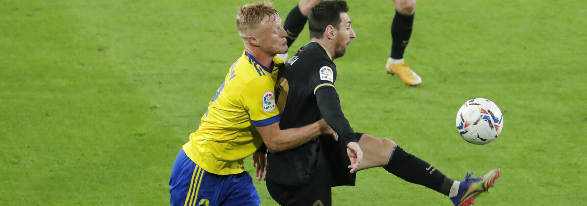 Jens Jønsson i duel med Lionel Messi.