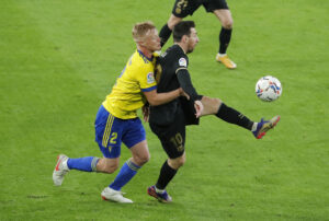 Jens Jønsson i duel med Lionel Messi.