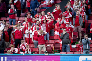 De danske og finske fans har vundet en hæderspris i forbindelse med deres opførsel da Christian Eriksen kollapsede ved EM i sommer.