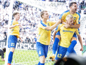 Tobias Børkeeiet i Brøndbytrøjen med Christian Cappis.