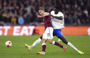 Paul Onuachu i nærkontakt med Tomas Soucek fra West Ham.