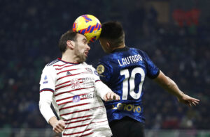 Diego Godin i duel med Lautaro Martinez fra Inter.