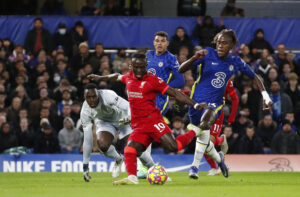 Sadio Mane sendte Cesar Azpilicueta i græsset med en albue efter syv sekunder