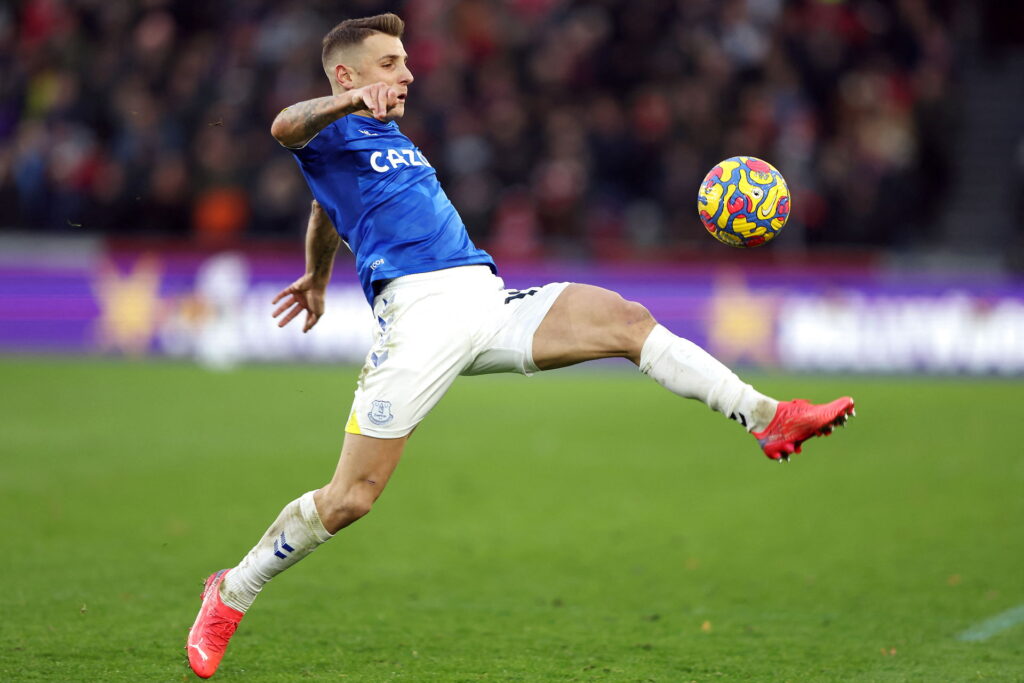 Lucas Digne strækker sig i kamp mod Brentford