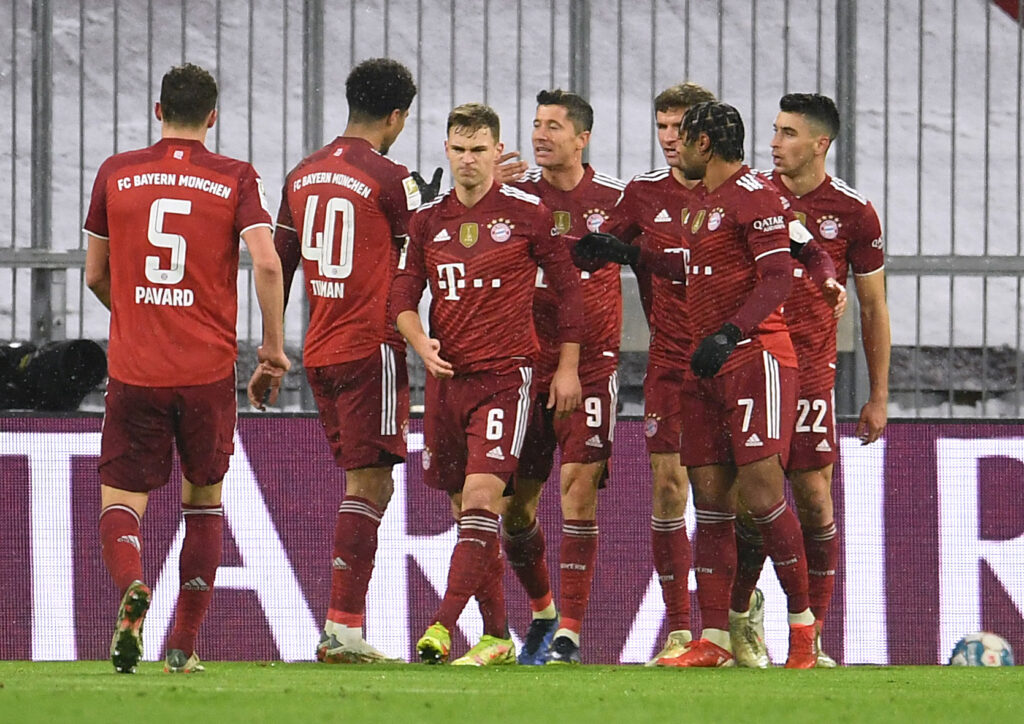 Bayern München spillere fejrer mål i regnvejr