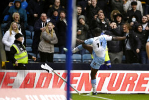 Mateta smadrer hjørneflag på stribe.