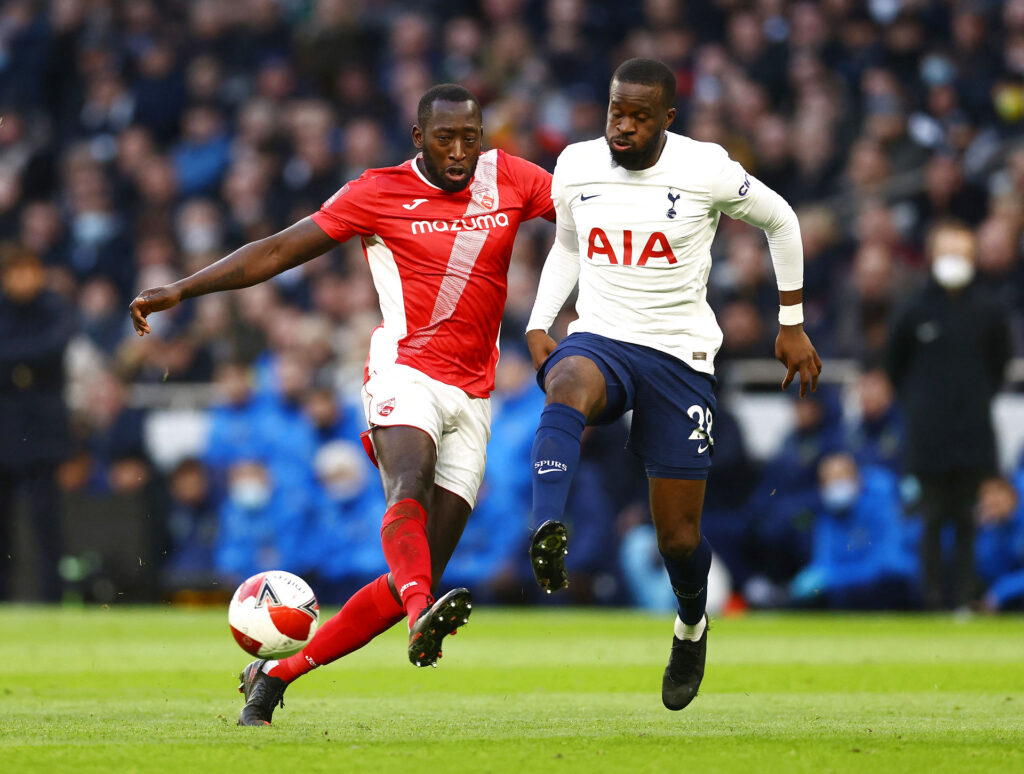 Tanguy Ndombele skifter fra Tottenham til Lyon på en lejeaftale med købsoption.