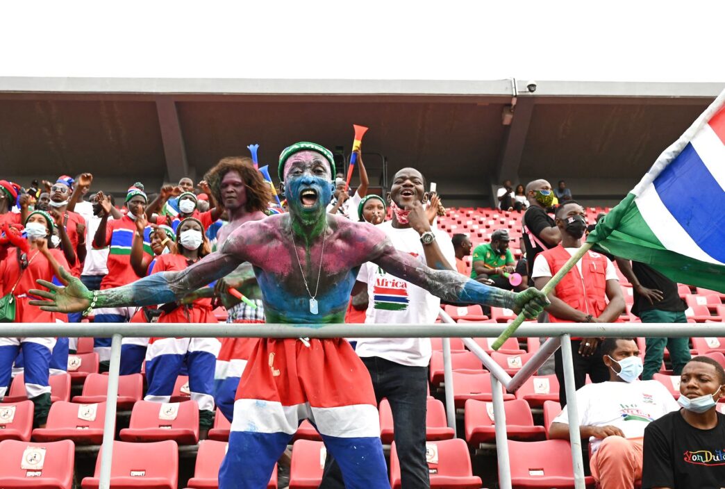 Gambia-fans før kampen mod Mauretanien, hvor nationalsang gik helt i kuk