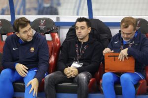Xavi stirrer tomt ud i luften under El Clasico