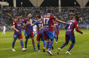 Valencia overvejer at leje FC Barcelonas Óscar Mingueza, hvis danske Daniel Wass skulle blive solgt til Atlético Madrid.