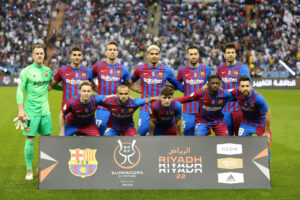 Både Manchester United og Chelsea skulle angiveligt være interesseret i at hente FC Barcelonas forsvarsspiller Ronald Araujo.