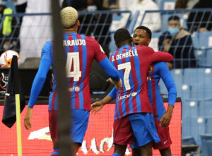 Ansu Fati og Ousmane Dembele krammer