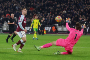 Tim Krul redder bolden fra Jared Bowen