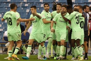 Athletic Bilbao overraskede og slog Atlético Madrid ud af den spanske Super Cup med en 2-1 sejr.