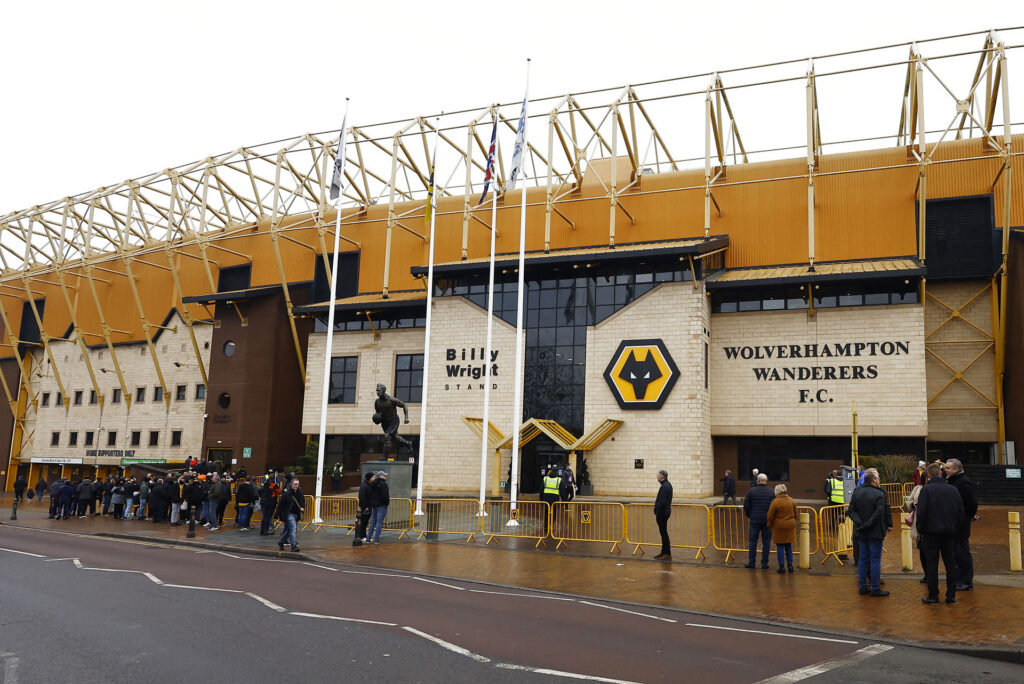 Molineux Stadium stod i flammer natten til søndag, og ifølge Wolves er der sket væsentlig skade på stadion.