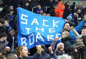 Everton rydder op i staben i et forsøg på at genfinde formen i Premier League.