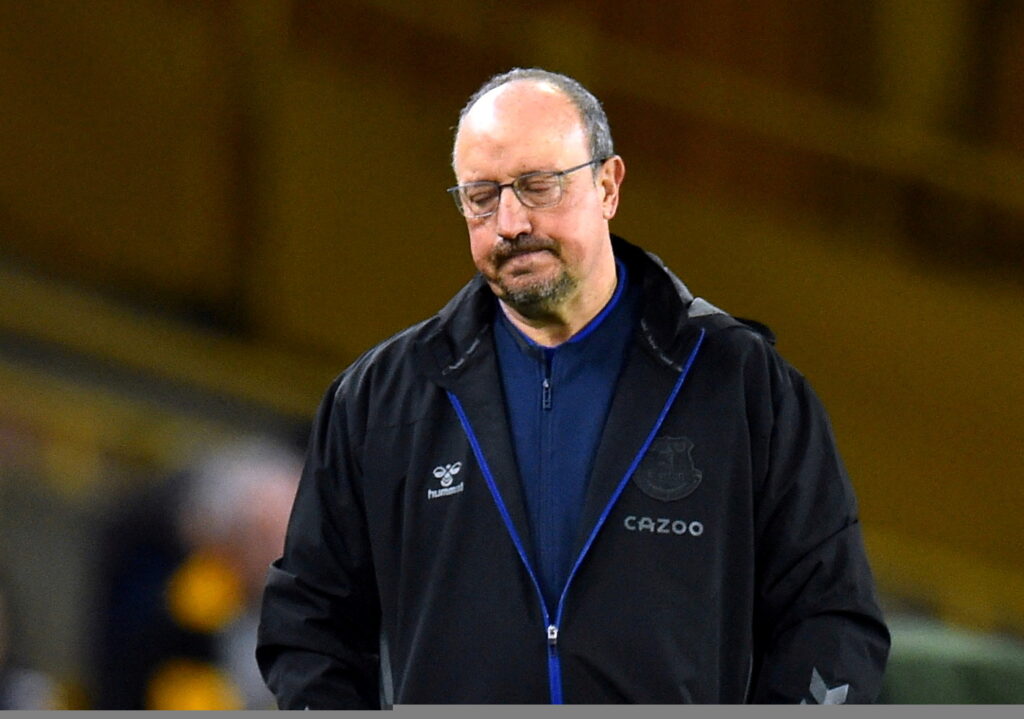 Rafael Benitez ser ked ud af det efter nederlag til Wolves.