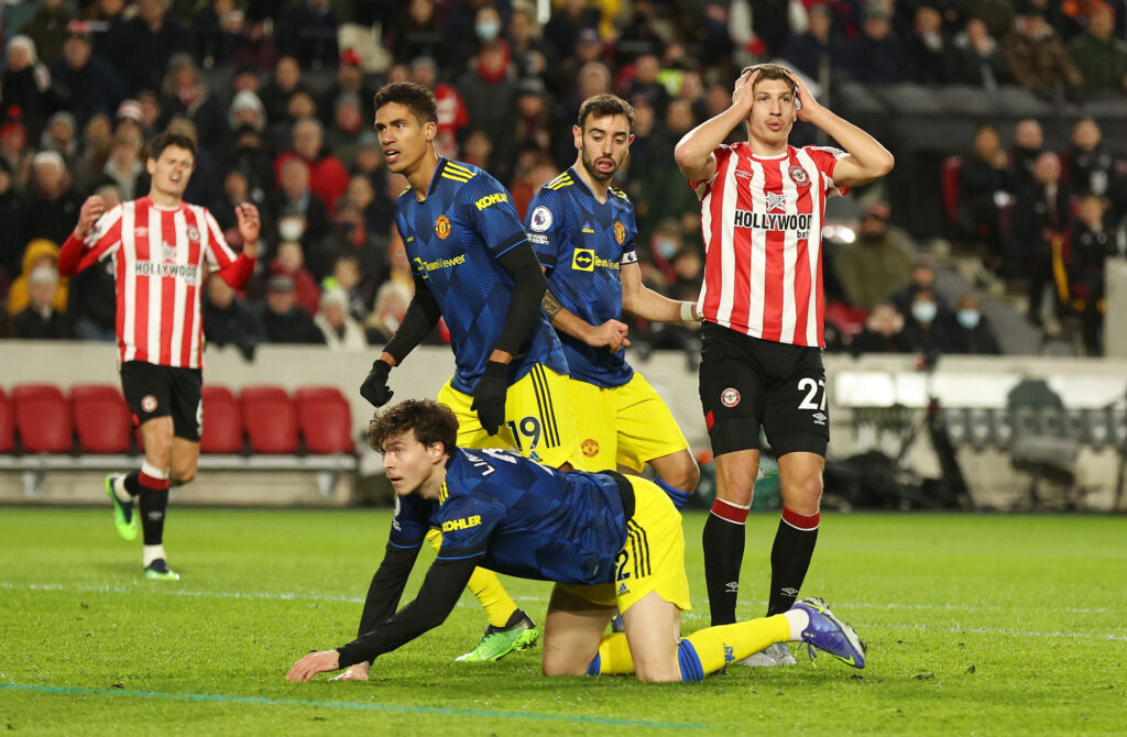 Victor Lindelöf er ude af West Ham-kampen, da konen og parrets to børn blev udsat for et hjemmerøveri under kampen mod Brentford