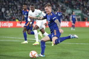 Real Madrids tyske midtbanespiller, Toni Kroos, fortæller, at han har planer om at slutte karrieren i den spanske storklub.