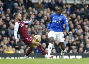 Douglas Luiz er på blokken i Tottenham.