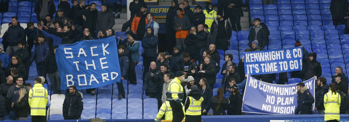Everton-fans viser bannere, der viser utilfredshed med bestyrelsen.