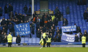 Everton-fans viser bannere, der viser utilfredshed med bestyrelsen.