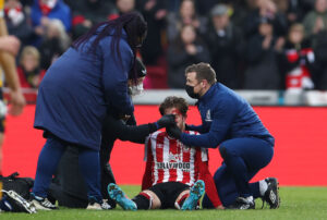 Thomas Frank tror, at danske Mathias Jensen er okay efter sammenstødet i Premier League-kampen mellem Brentford og Wolverhampton.