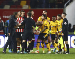 Thomas Frank og Brentford led et bittert 1-2 nederlag lørdag mod Wolverhampton i Premier League.