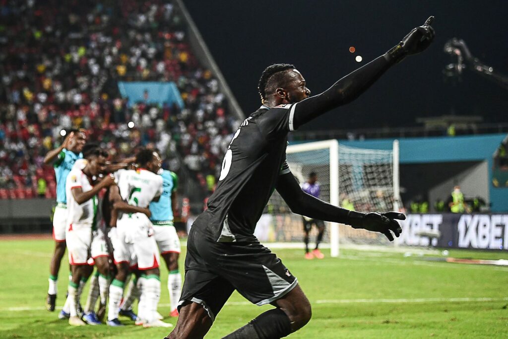 Burkina Faso er i kvartfinalen og målmand Herve Koffi fejrede det med en vanvittig jubelscene.