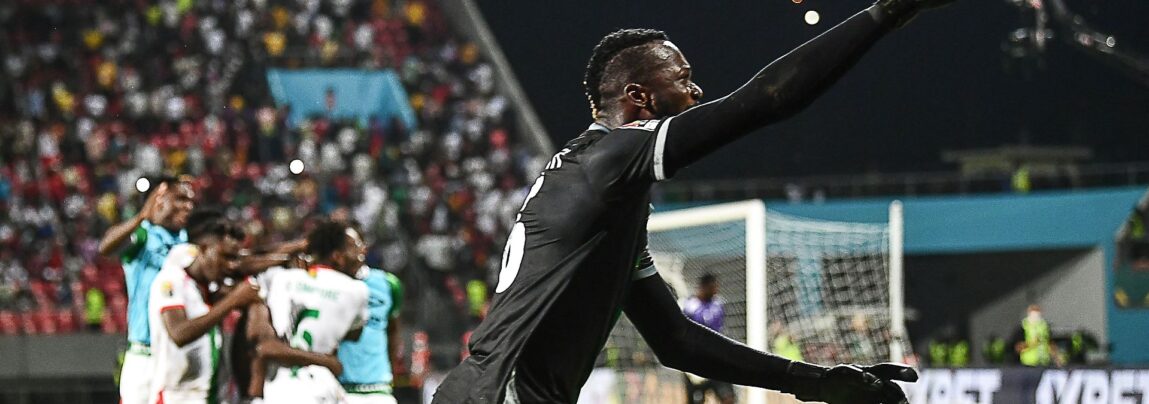 Burkina Faso er i kvartfinalen og målmand Herve Koffi fejrede det med en vanvittig jubelscene.