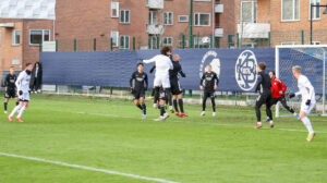 F.C. Københavns Jonas Wind headede på overliggeren.