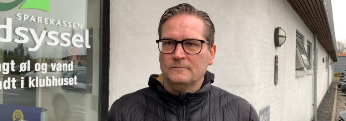 Thomas Thomasberg ønsker Lars Friis tillykke med jobbet som cheftræner i AaB.