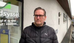 Thomas Thomasberg ønsker Lars Friis tillykke med jobbet som cheftræner i AaB.