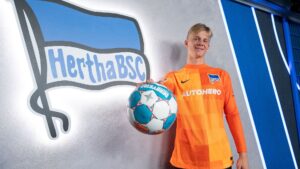 Oliver Christensen er blevet smittet med covid-19 i Hertha Berlin.