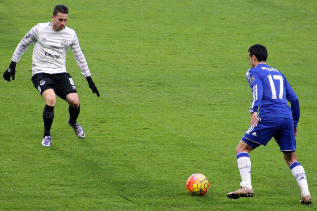 Bryan Oviedo overfor Pedro i Chelsea