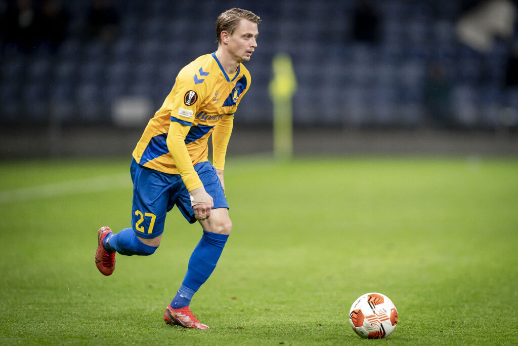 Simon Hedlund prøver at hjælpe de unge spillere i Brøndby.