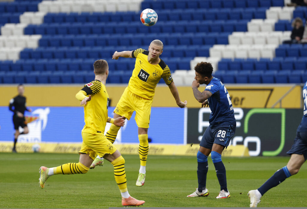 Erling Haaland bliver lokket af Gerard Pique