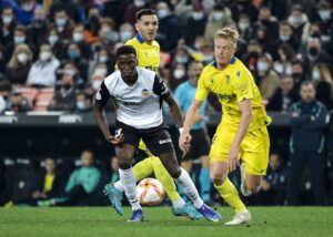 Jens Jønsson i aktion mod Valencia CF der har vist interesse for danskeren