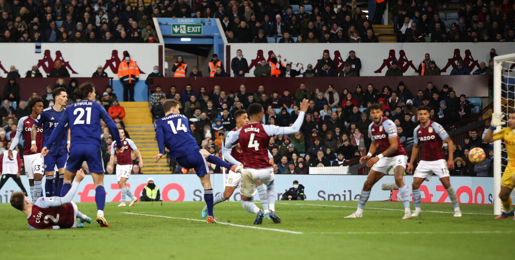 Aston Villa og Leeds leverede en underholdende kamp onsdag aften, der bød på seks scoringer og et rødt kort.