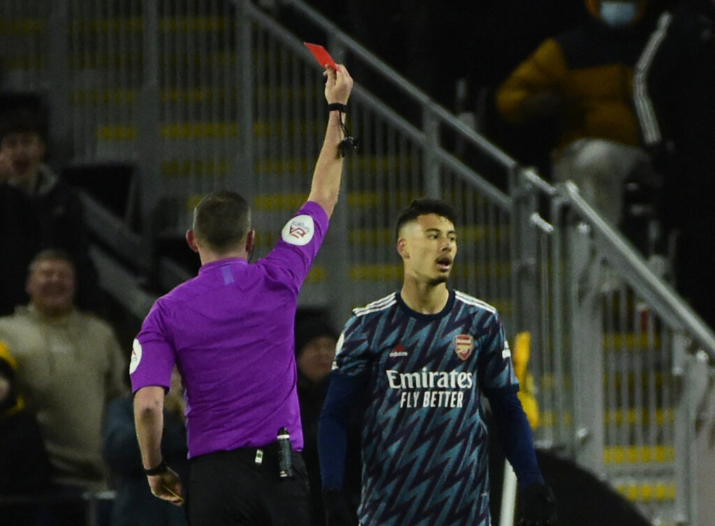 Arsenal's Gabriel Martinelli får rødt kort af dommer Michael Oliver