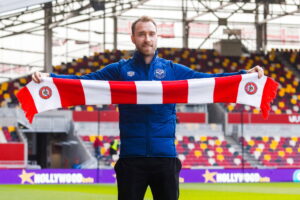 Christian Eriksen med Brentford-halstørklæde