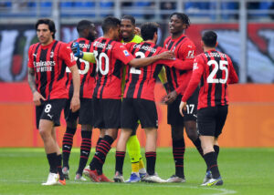 Målmand Mike Maignan omfavnes efter at have leveret en assist