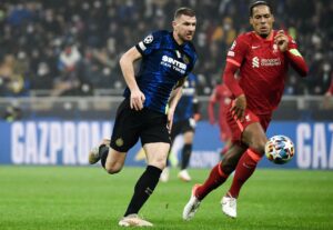 Edin Dzeko i løbeduel med Virgil van Dijk.