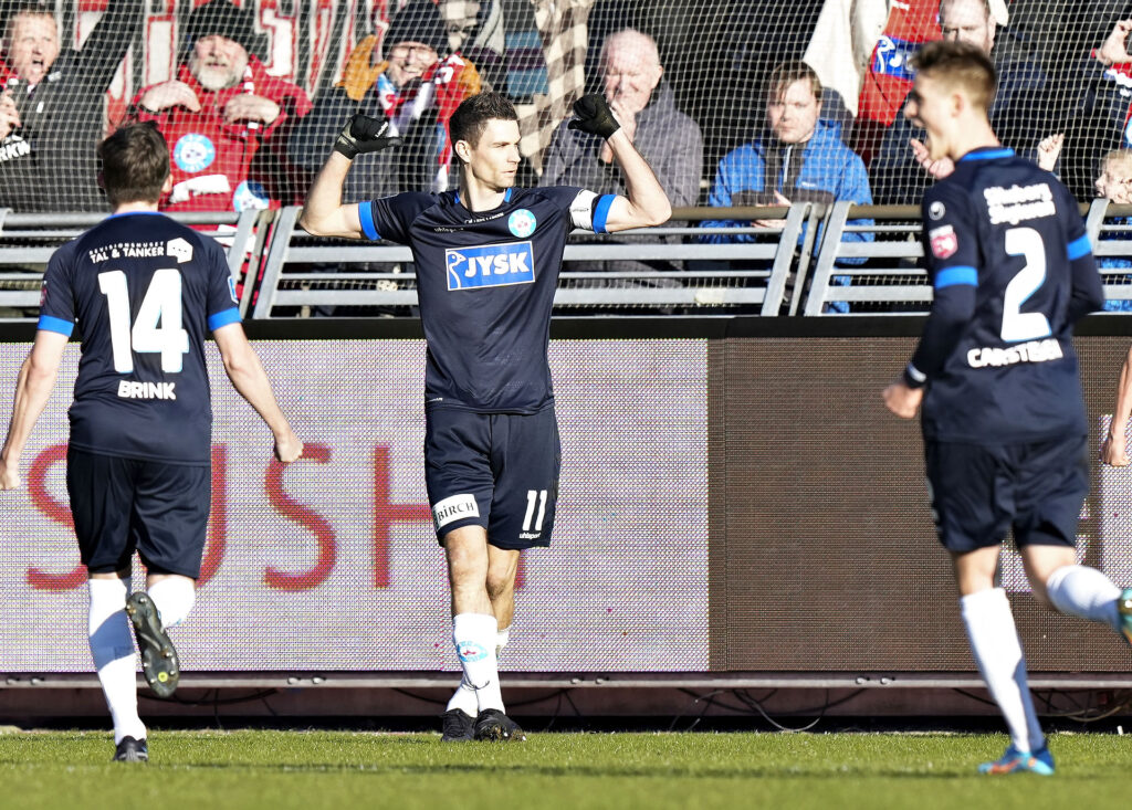 Nicklas Helenius scorede et hattrick, da Silkeborg IF vandt 1-4 ude mod AaB i Superligaen søndag.